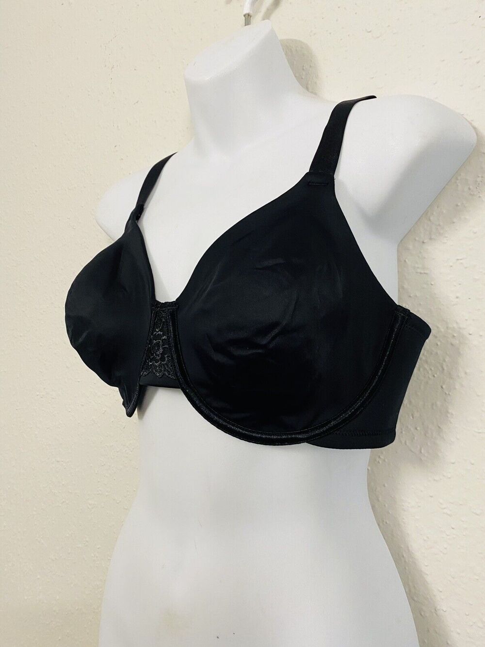 Women's Vanity Fair size 38D Black full coverage underwirel lined bra